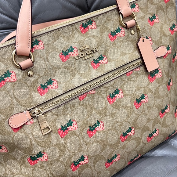 Coach Gallery Tote Bag In Signature Canvas With Strawberry Print - Picture 5 of 6
